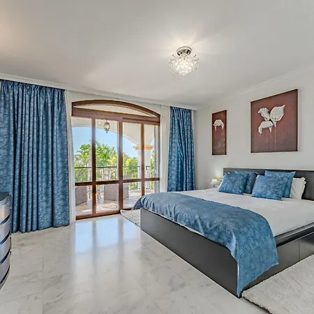 Juliet Willa Costa Adeje (Tenerife)